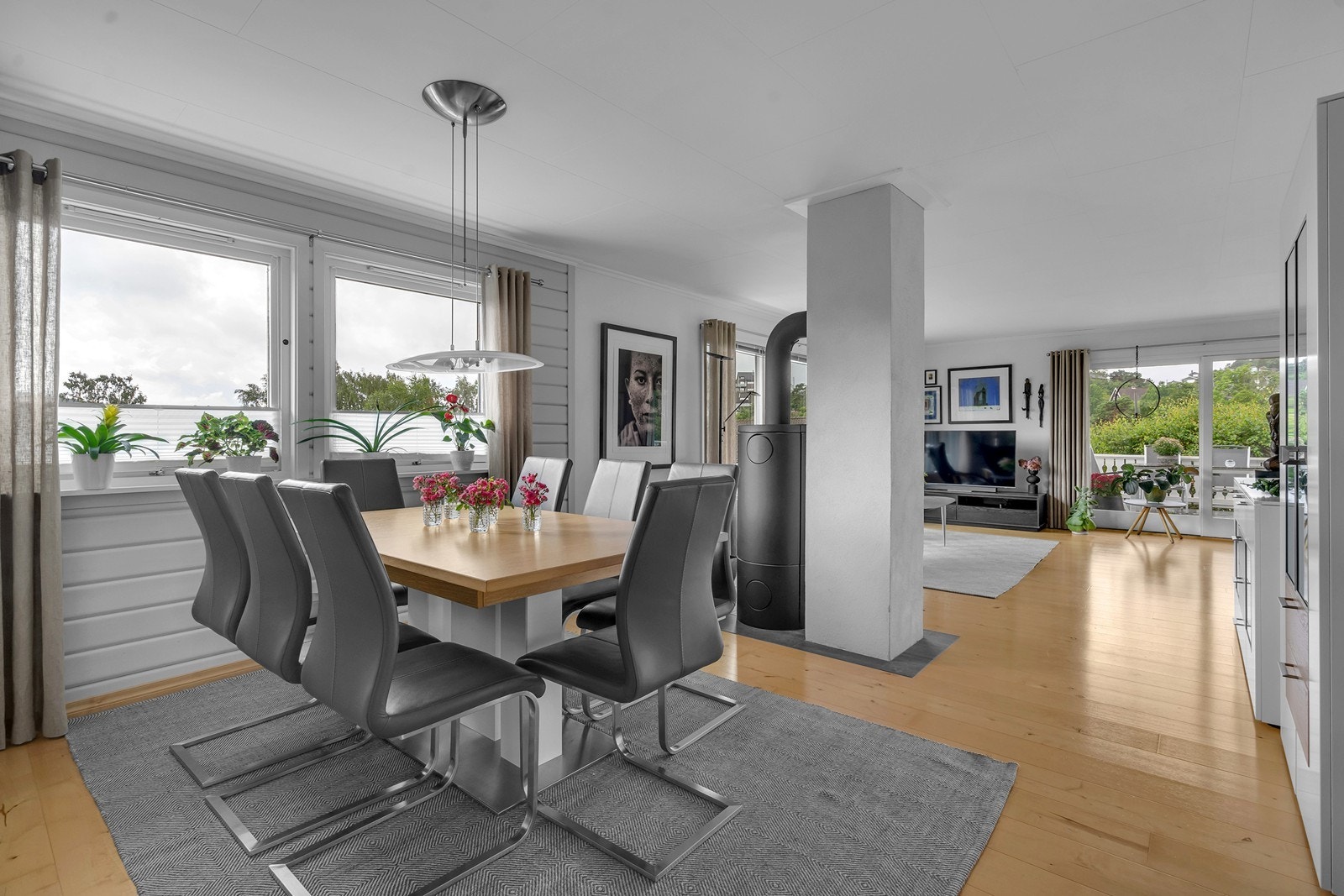 Praktisk plassering av spisestue like ved kjøkkenet Galleribilde