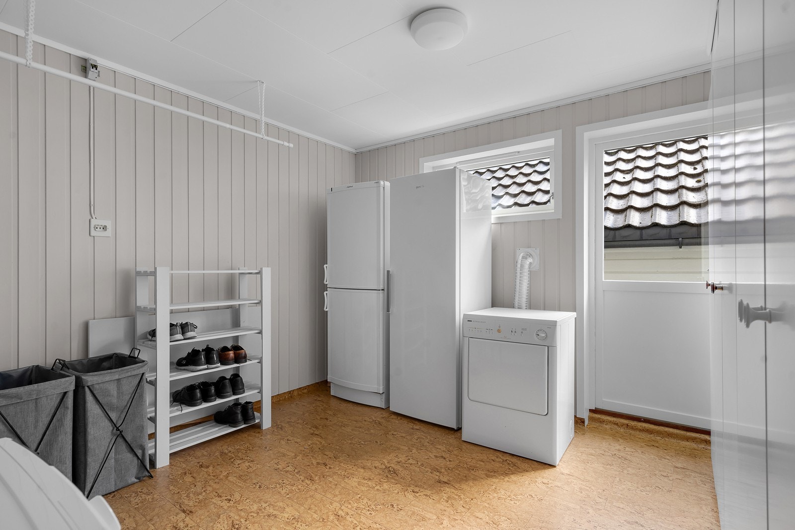 Vaskerommet har en praktisk plassering i huset, like ved inngangen og med egen dør ut. Galleribilde