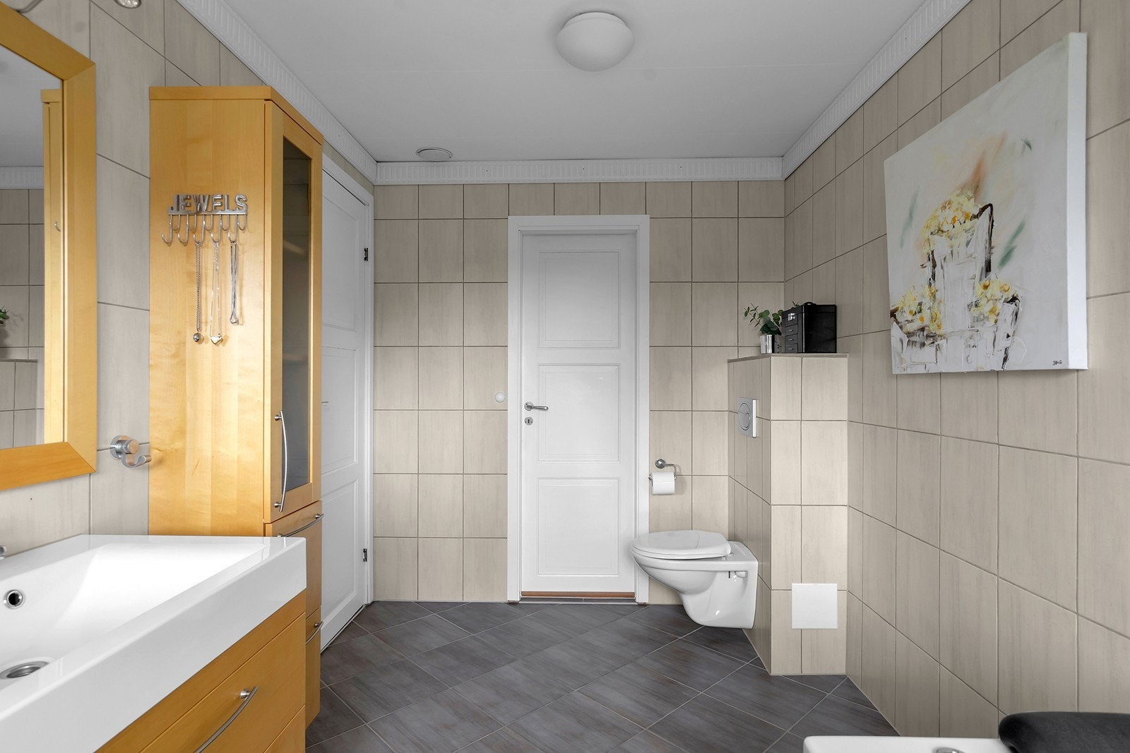 Badet har også varmekabler i gulv og vegghengt toalett Galleribilde