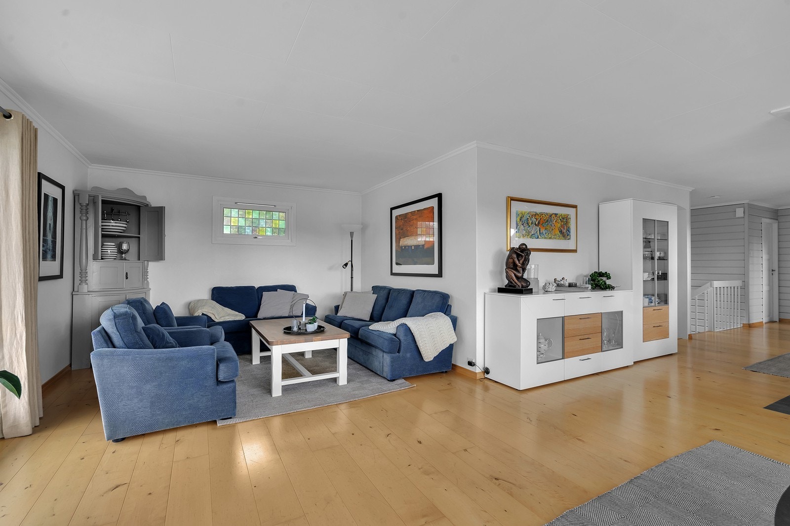 1-stavs parkettgulv i hele stuen som tar godt vare på lyset som kommer inn vinduene Galleribilde