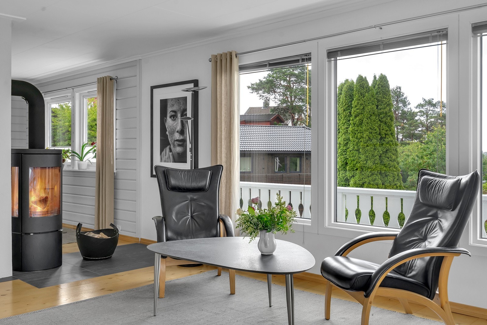 De store vindusflatene slipper inn mye naturlig lys i rommet Galleribilde