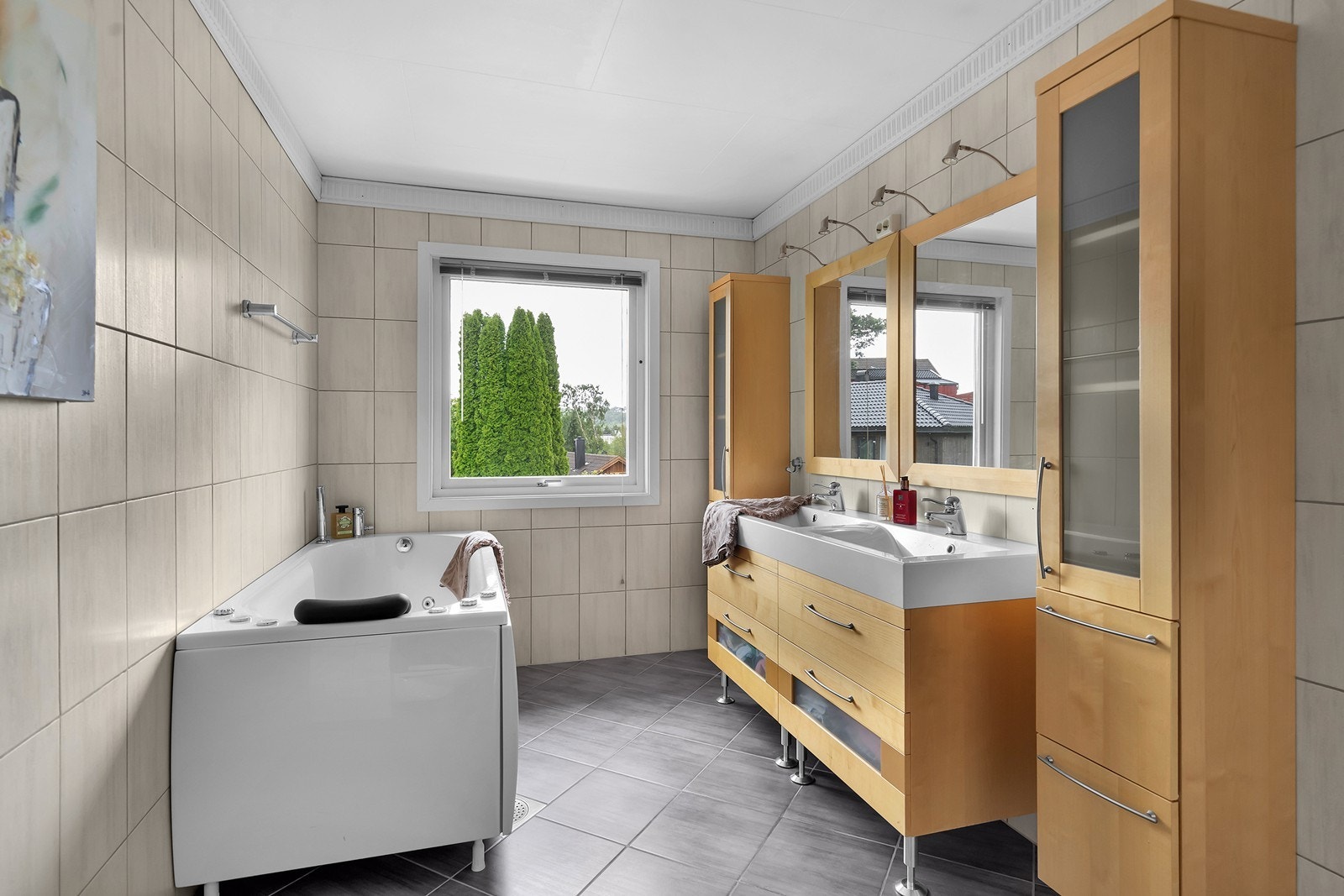 Bad med badekar, dobbel-vask og romslige skap Galleribilde