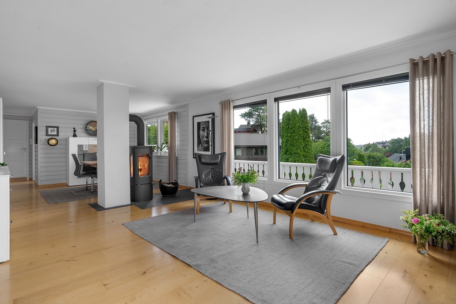 Stuen er romslig med naturlige soner for salong/tv-stue og spisestue Galleribilde