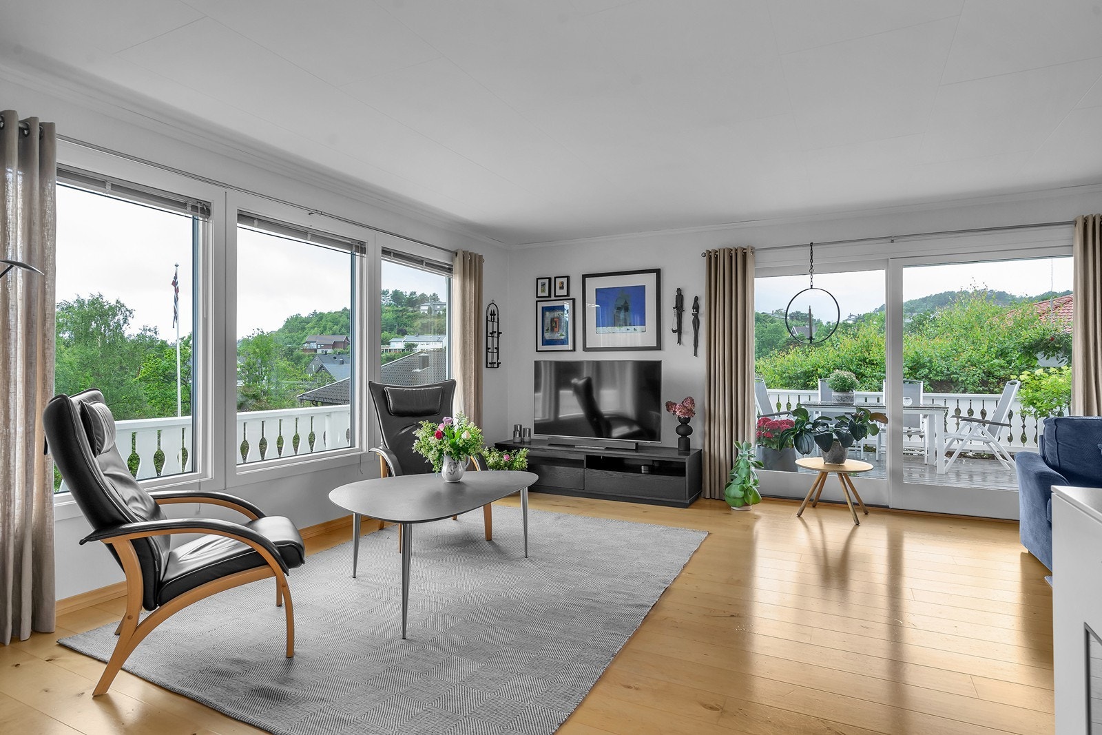 Vi tar turen opp i 1.Etasje og møtes umiddelbart av denne lyse flotte stuen Galleribilde