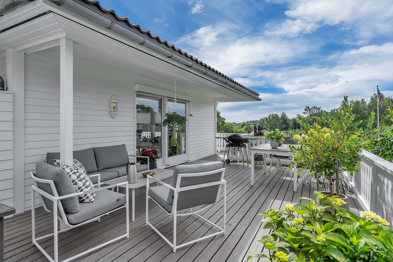 Terrassen har god plass til utemøbler og grill, og er også delvis overbygd under halvtak Galleribilde