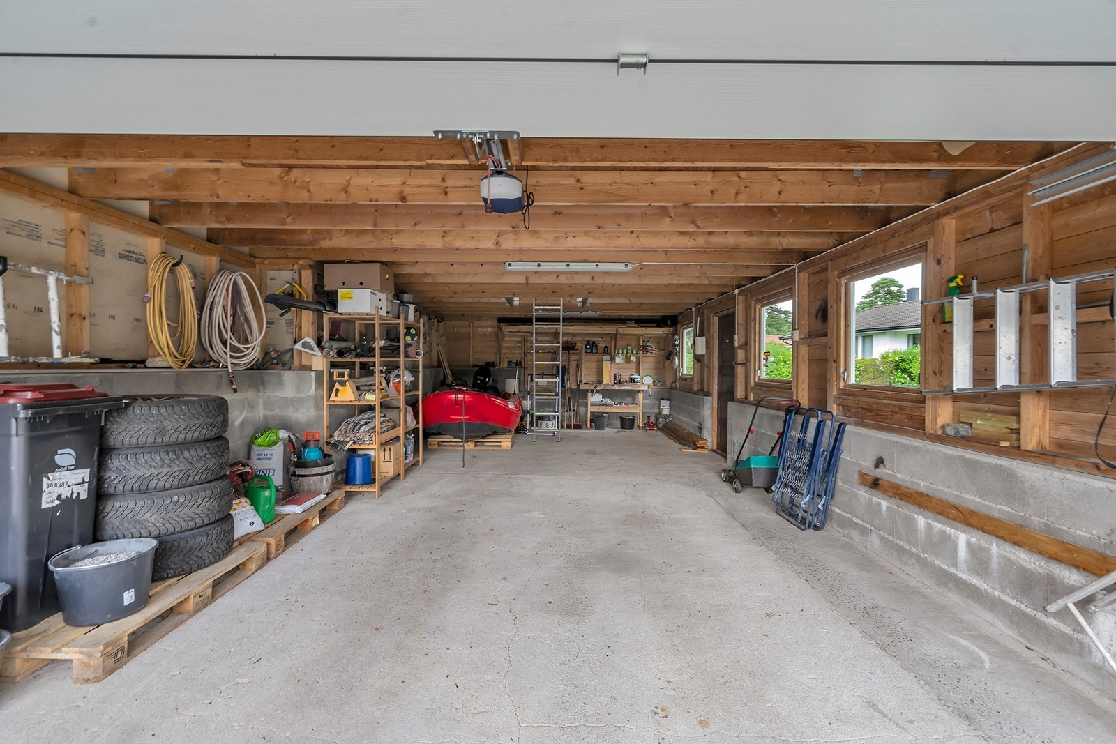 Romslig og dyp dobbel garasje Galleribilde