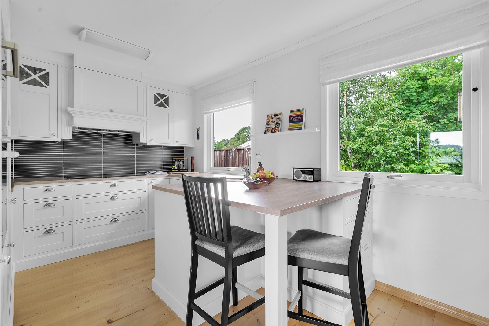 Kjøkkenet har også praktisk spiseplass på kjøkken-øy Galleribilde