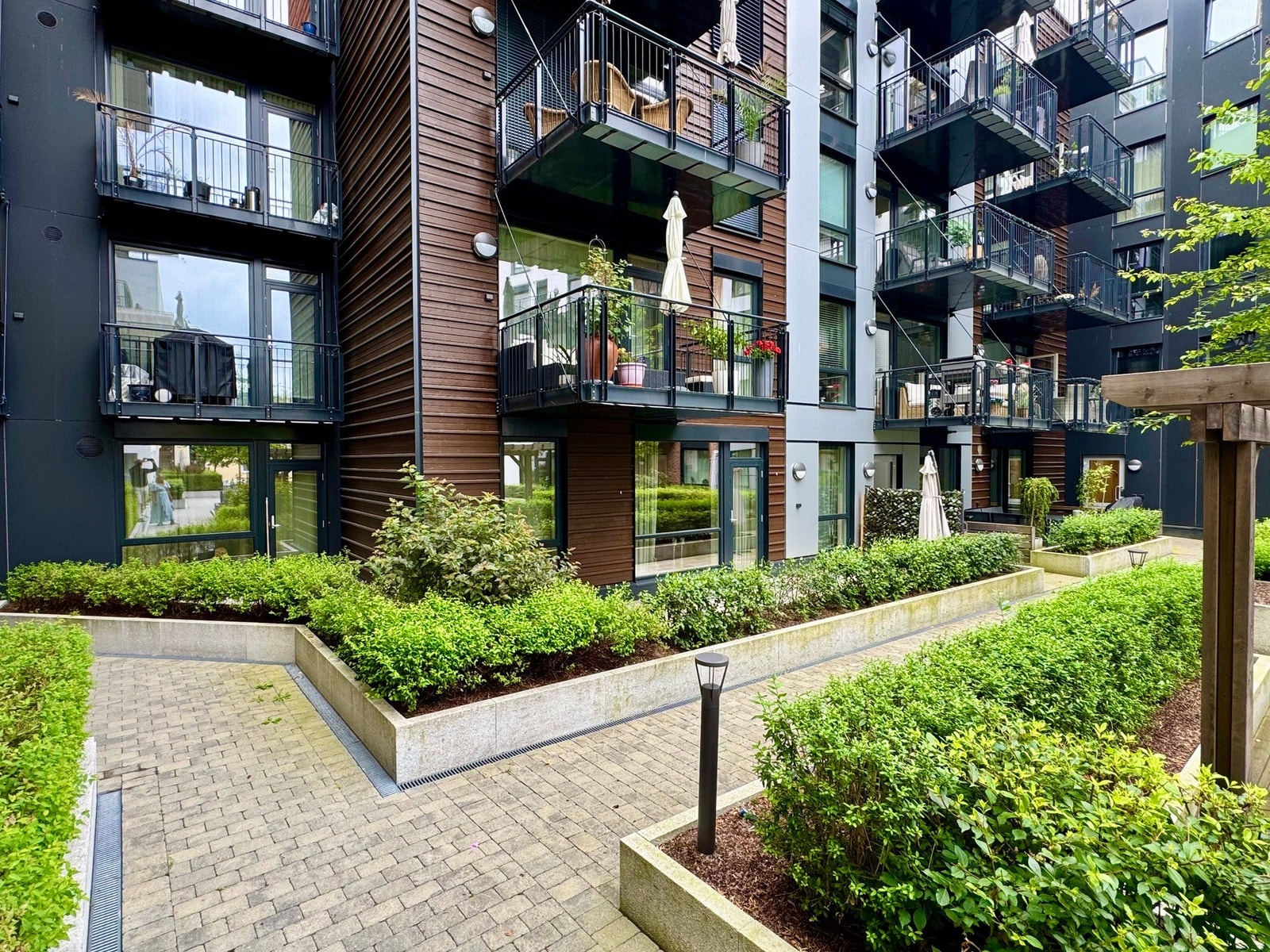 Kjøkken og stue vender ut mot meget rolig og skjermet atrium Galleribilde