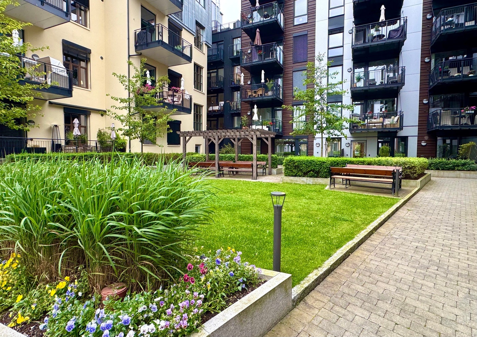 Det triangelformede atriumet er tilbaketrukket og godt skjermet Galleribilde