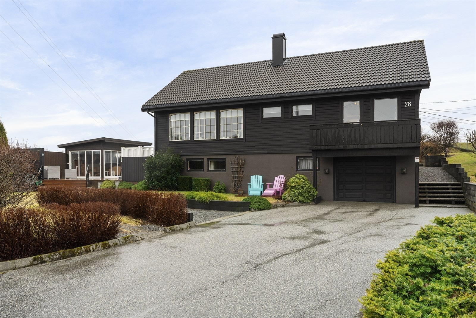 Det er gode parkeringsmuligheter i garasje som er integrert i huset samt i eget gårdsrom - det er montert lader for elbil i garasjen i 2023 Galleribilde