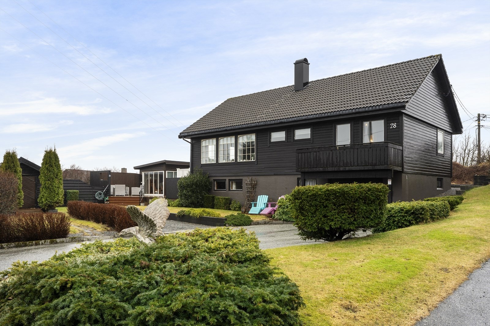 Ytterveggene er kledd med liggende trepanel - kledningen på veggen mot sør ble skiftet i 2012 Galleribilde