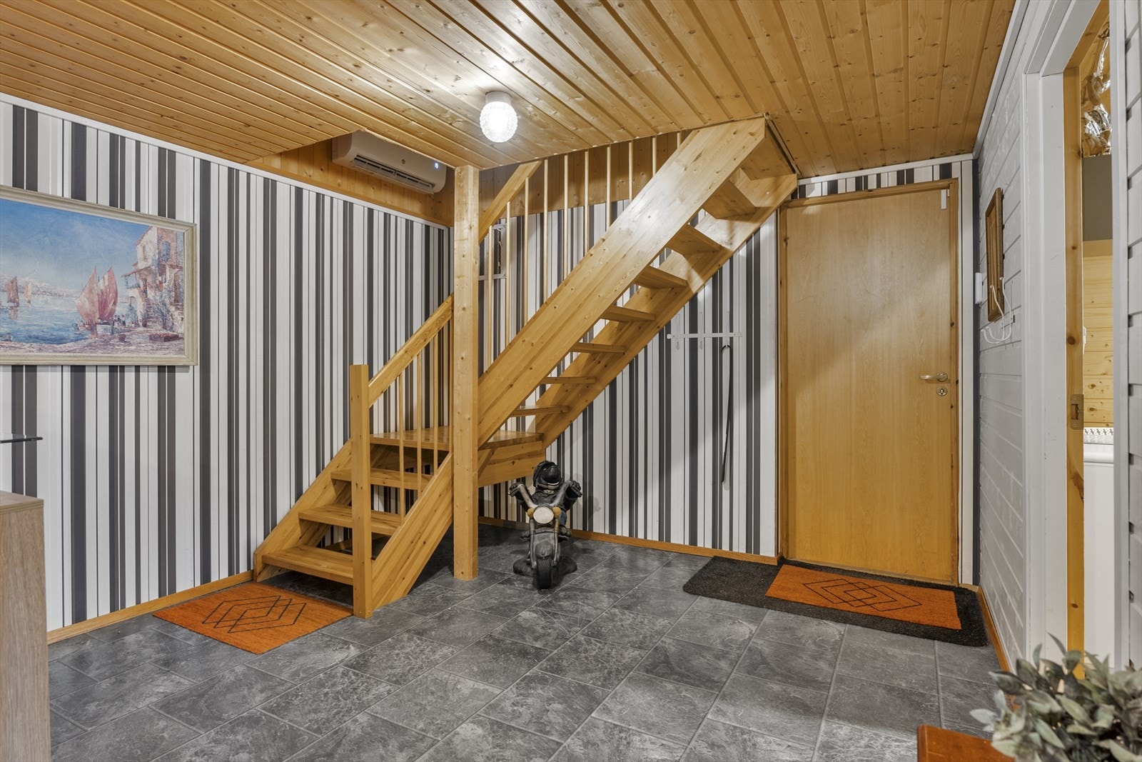 I trapperommet mellom etasjene er det montert nok en varmepumpe som bidrar til en energieffektiv oppvarming av boligen Galleribilde