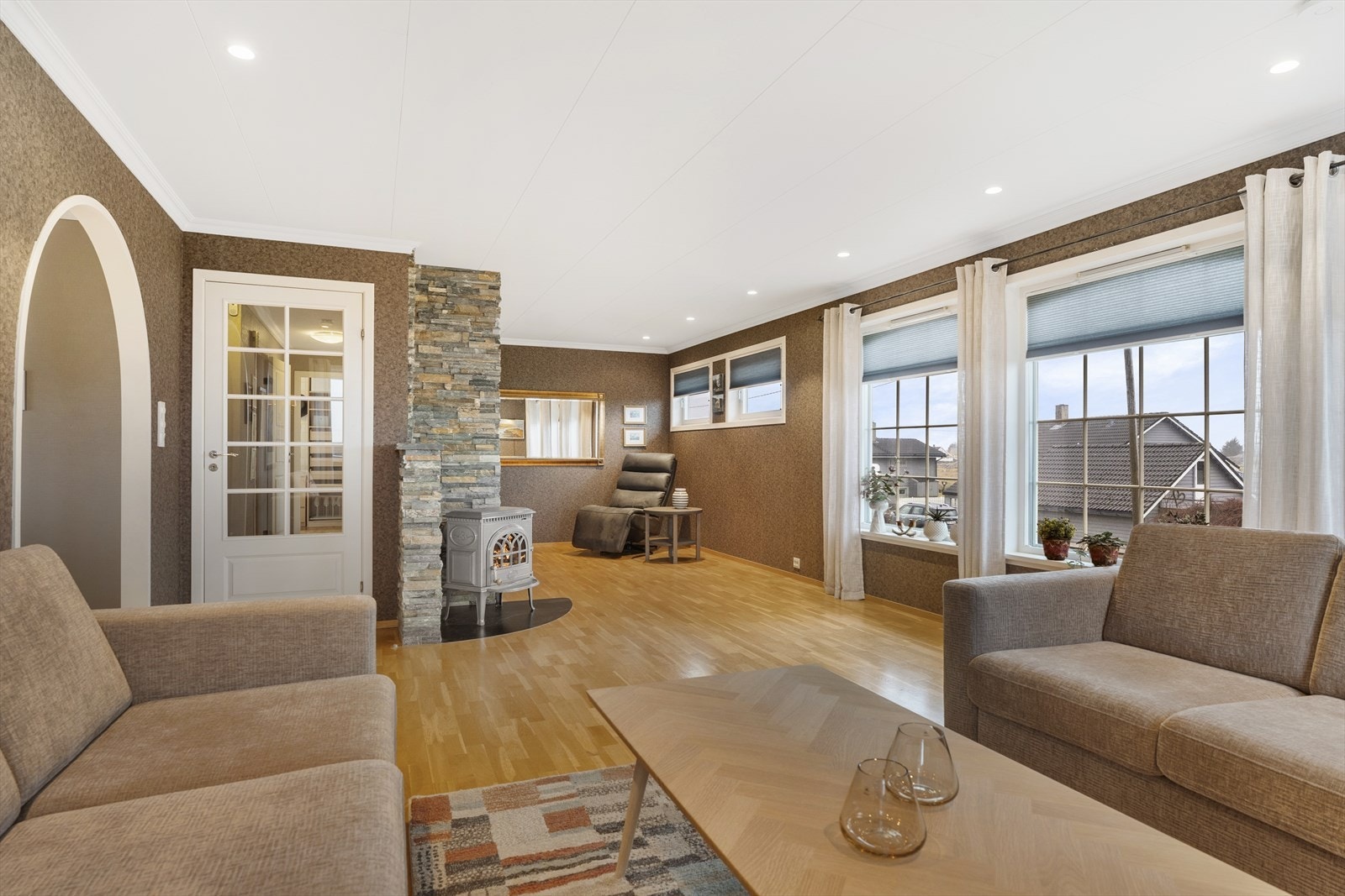 Lys og flott stue med god plass til både sofagruppe og spisebord Galleribilde