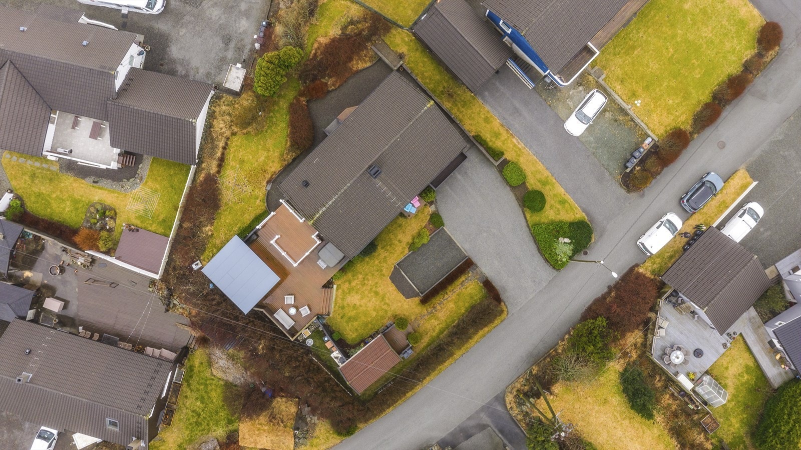 Tomten er pent opparbeidet med hagestue, terrasse, plen og beplantning - gårdstunet er asfaltert med gruset gangvei frem til hovedinngangen samt gruset område ved innkjørselen Galleribilde