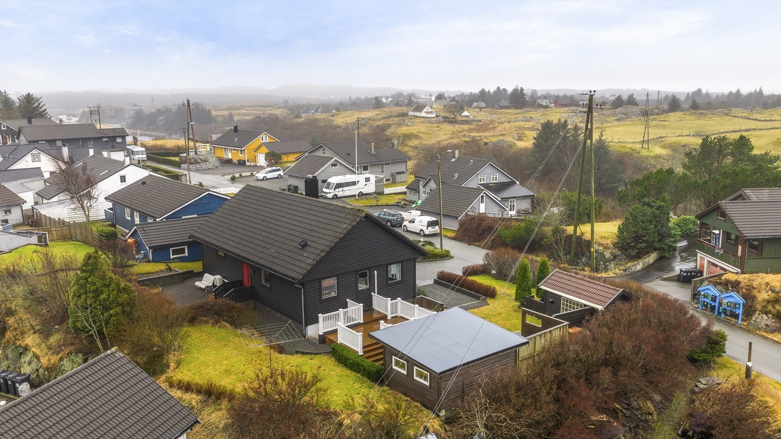 Tomten er solrik og har sjøutsikt mot nord Galleribilde