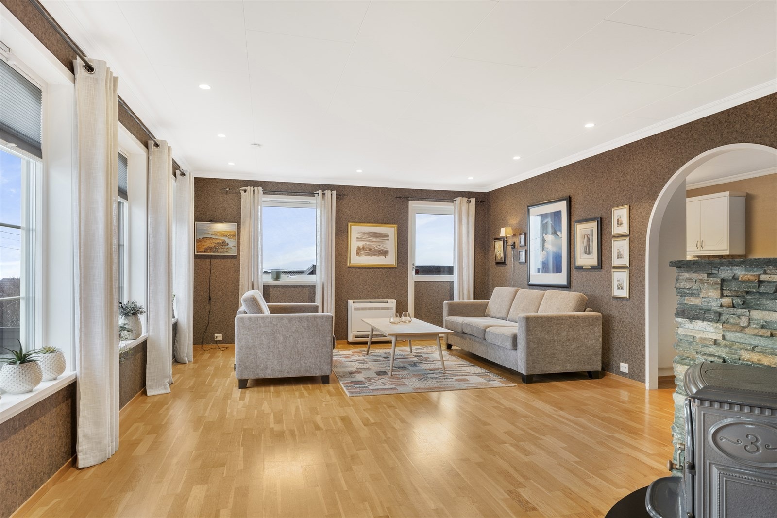 De store vinduene sørger for masse naturlig lysinnslipp Galleribilde