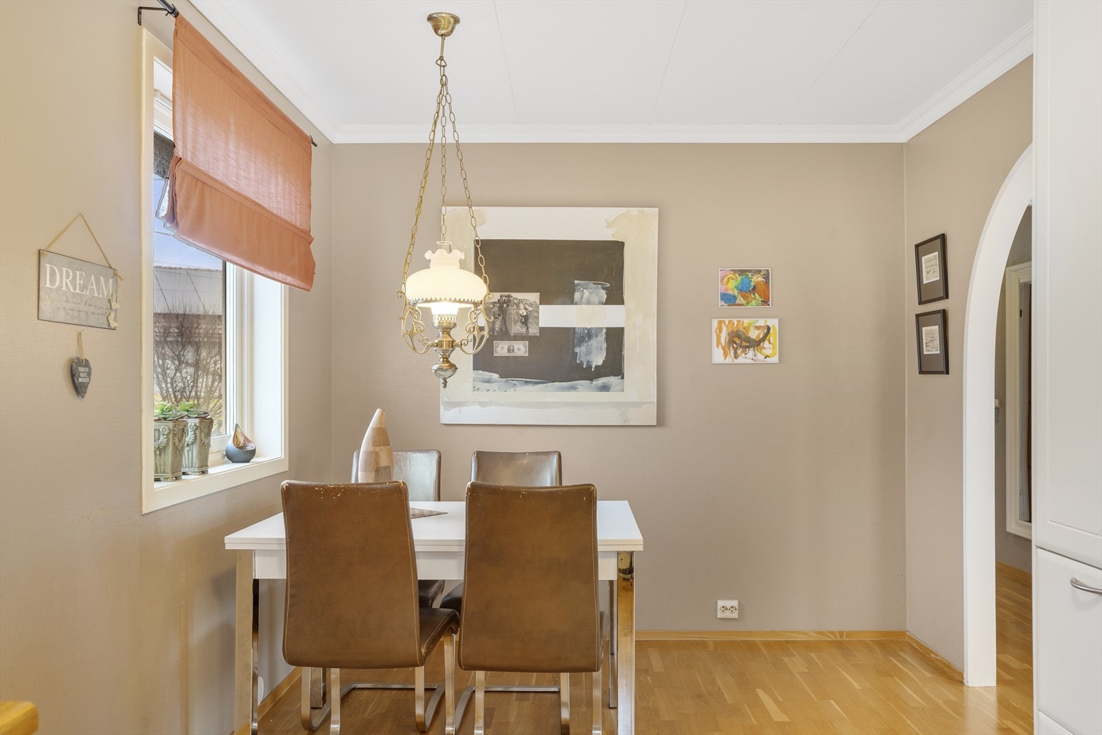 Det er også god plass til spisebord i tilknytning til kjøkkenet Galleribilde