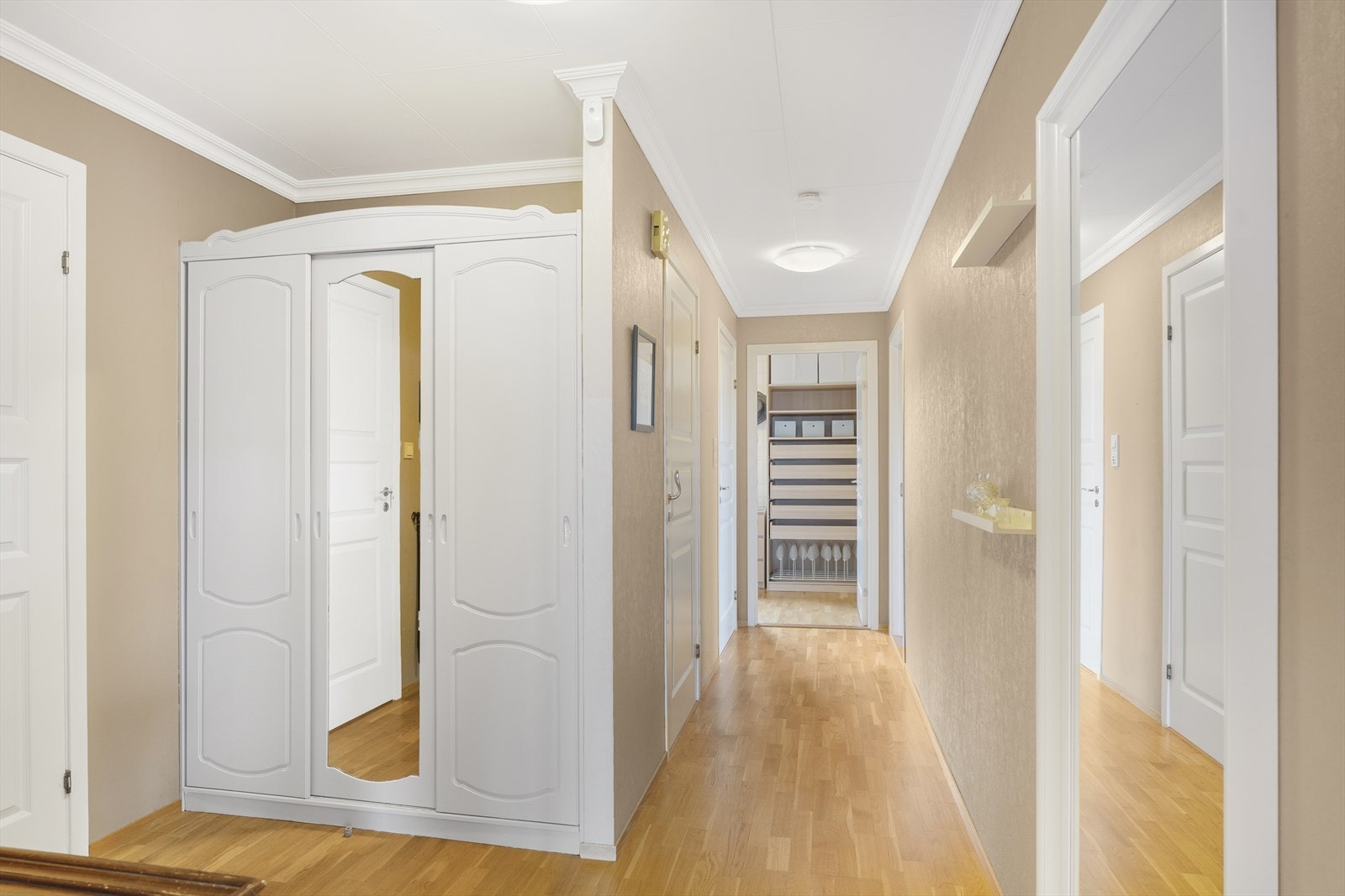 En lys og romslig gang med god oppbevaringsplass i garderobe Galleribilde