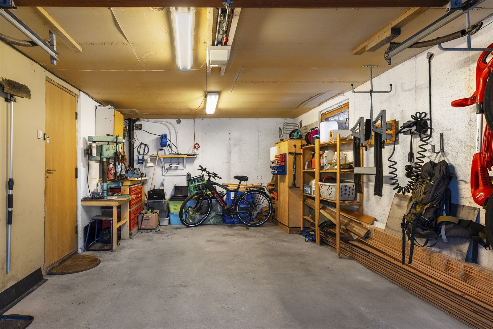 Garasje med direkte adkomst til boligens underetasje Galleribilde
