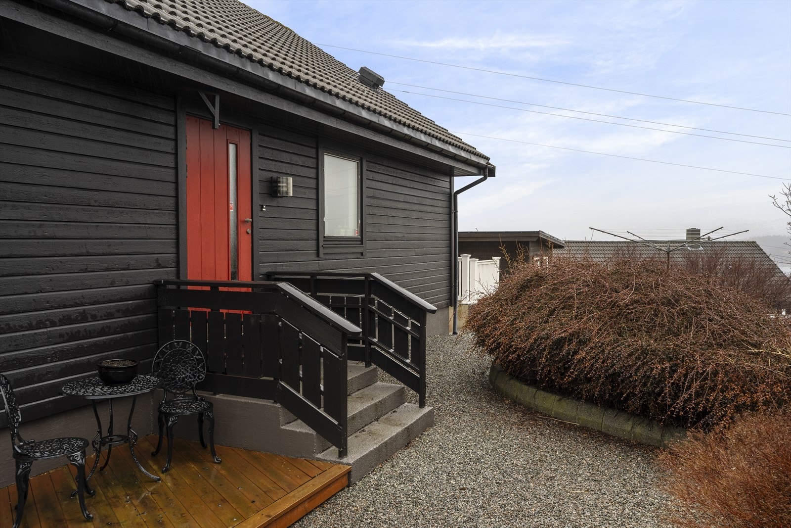 Boligen har en pent inngangsparti med trapp i betong Galleribilde