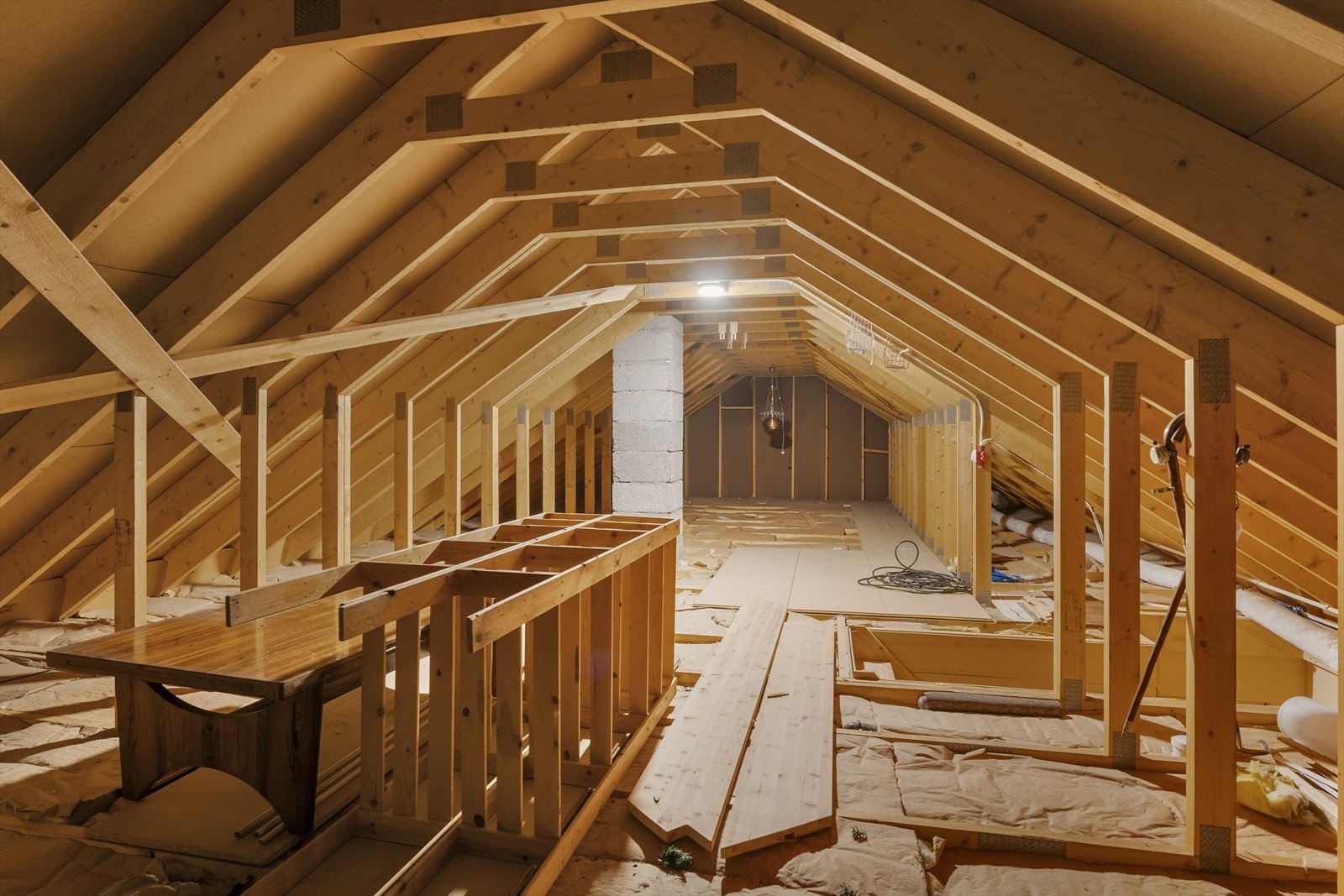 Uinnredet loft med mange muligheter (søknadspliktig å innrede) - loftet har adkomst via trapp Galleribilde