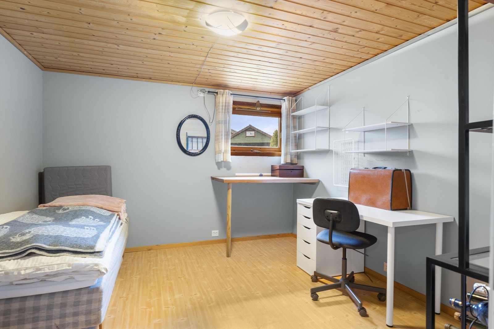 I underetasjen finner du ytterligere to soverom, men det presiseres at disse ikke er godkjent som oppholdsrom Galleribilde