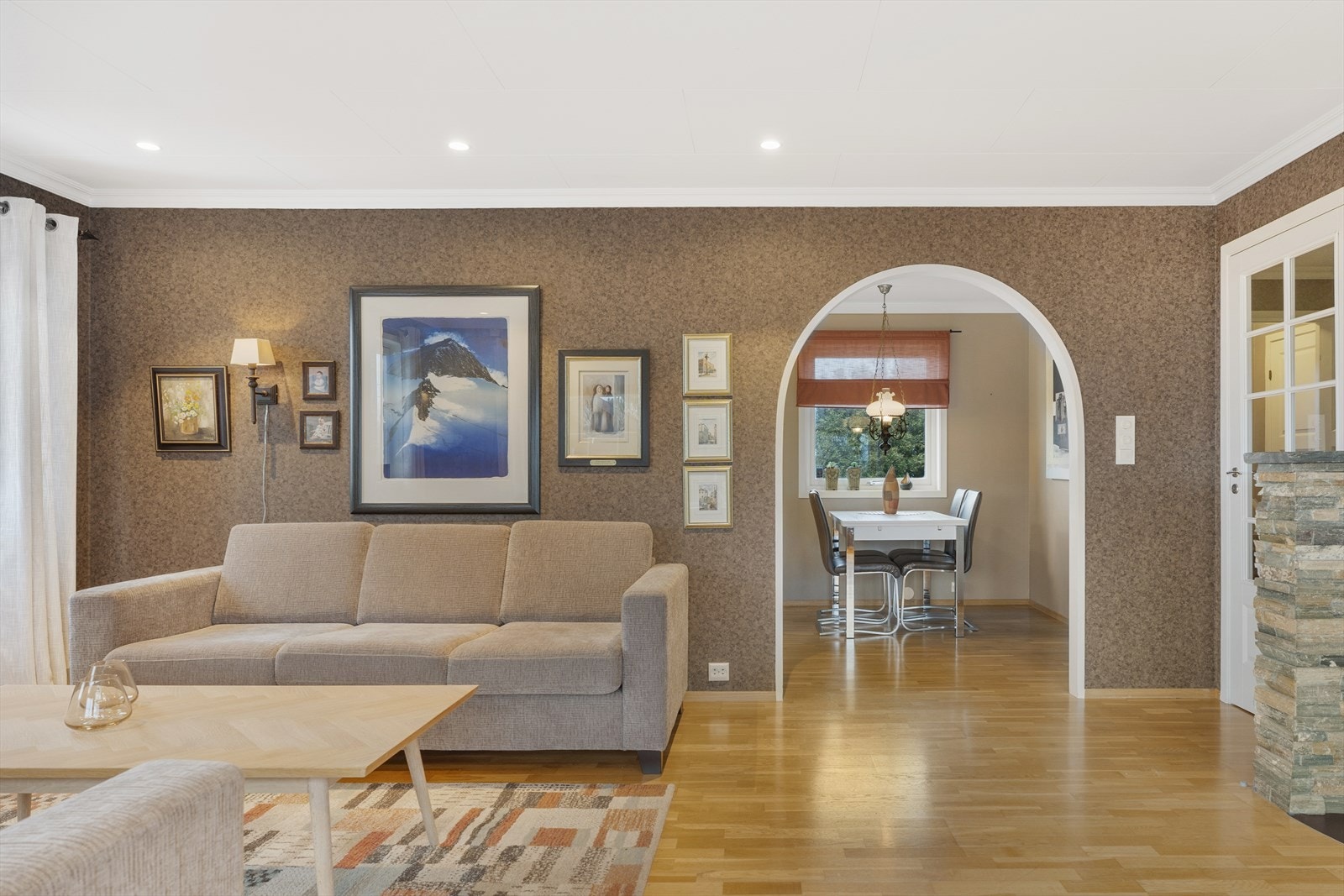 Utstrakt bruk av downlights i tak Galleribilde