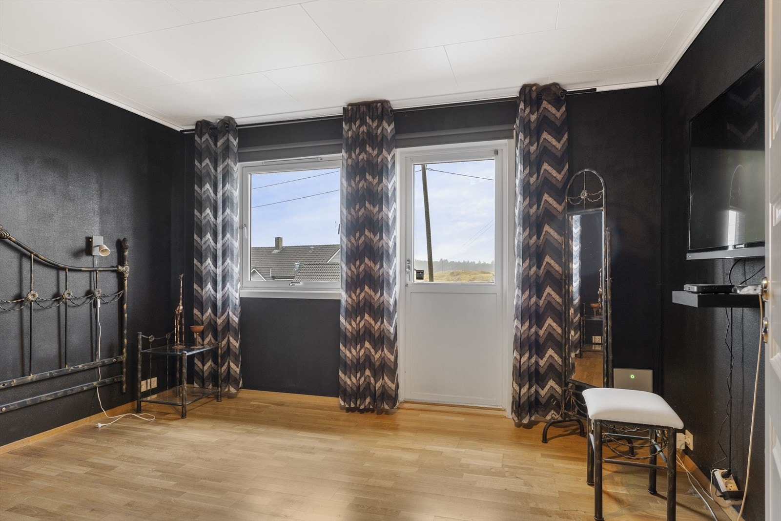 Boligen har totalt to romslige soverom i 1. etasje - det romslige hovedsoverommet har utgang til luftebalkong Galleribilde