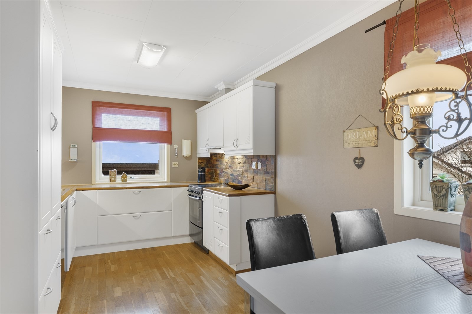 Boligen kan by på et romslig og pent kjøkkenet med god skap- og benkeplass Galleribilde