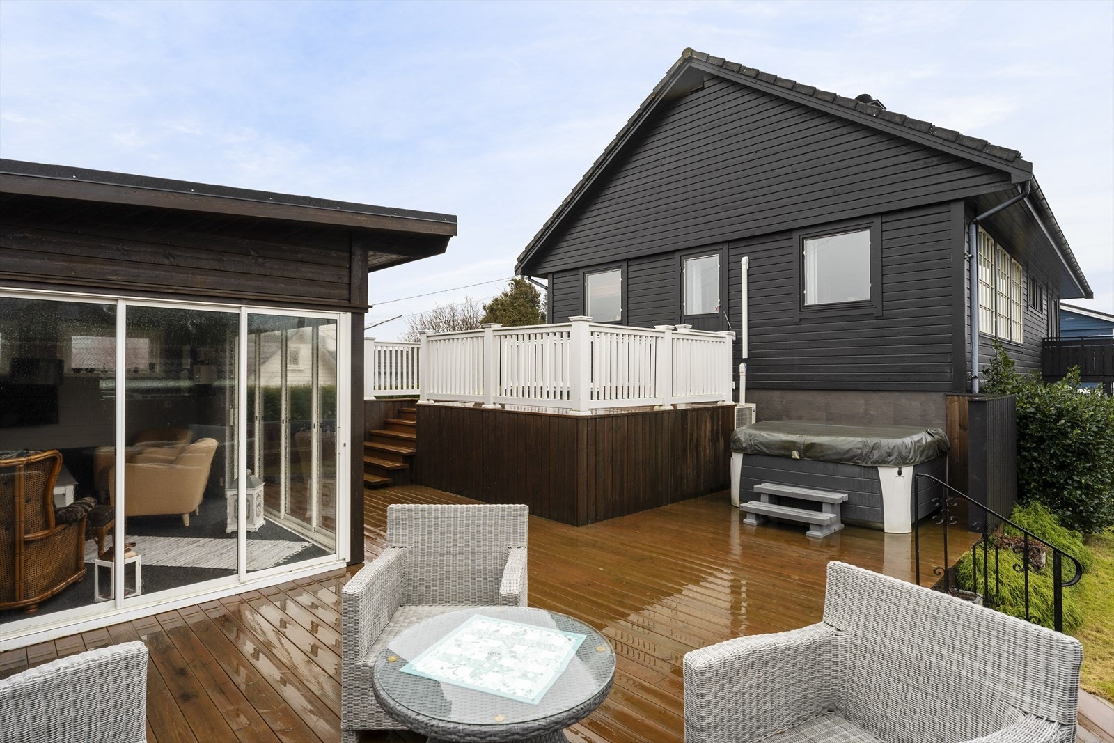 Eiendommen byr på en flott hagestue fra 2017 med tilhørende stor terrasse (ikke omsøkt/godkjent) Galleribilde