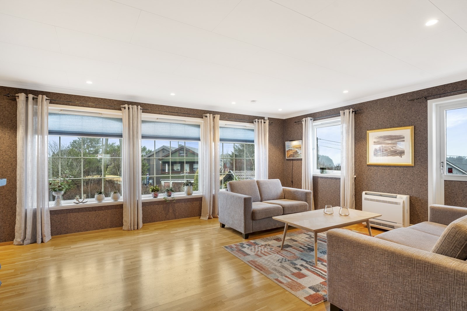 Det er montert både vedovn og varmepumpe i stuen som bidrar til en behagelig romtemperatur året rundt Galleribilde