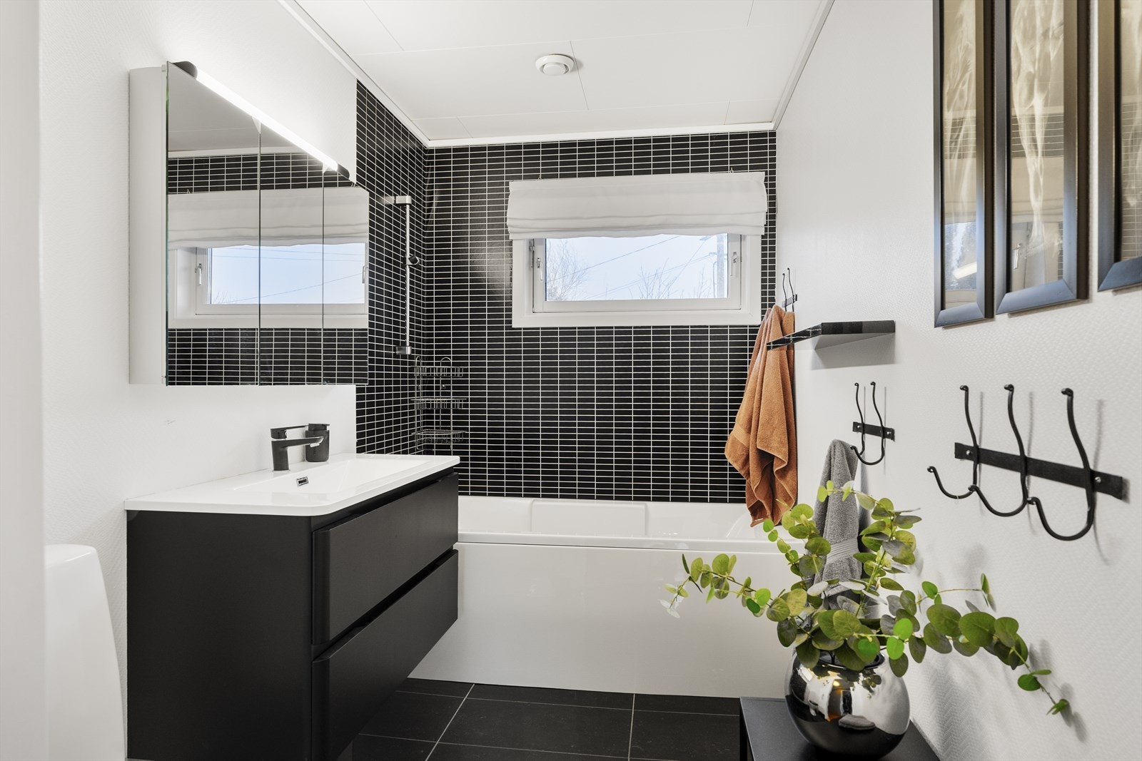 Lyst og pent bad i 1. etasje med våtromstapet på veggene, fliser på gulvet og takplater i himlingen - det er også elektriske varmekabler i gulvet Galleribilde