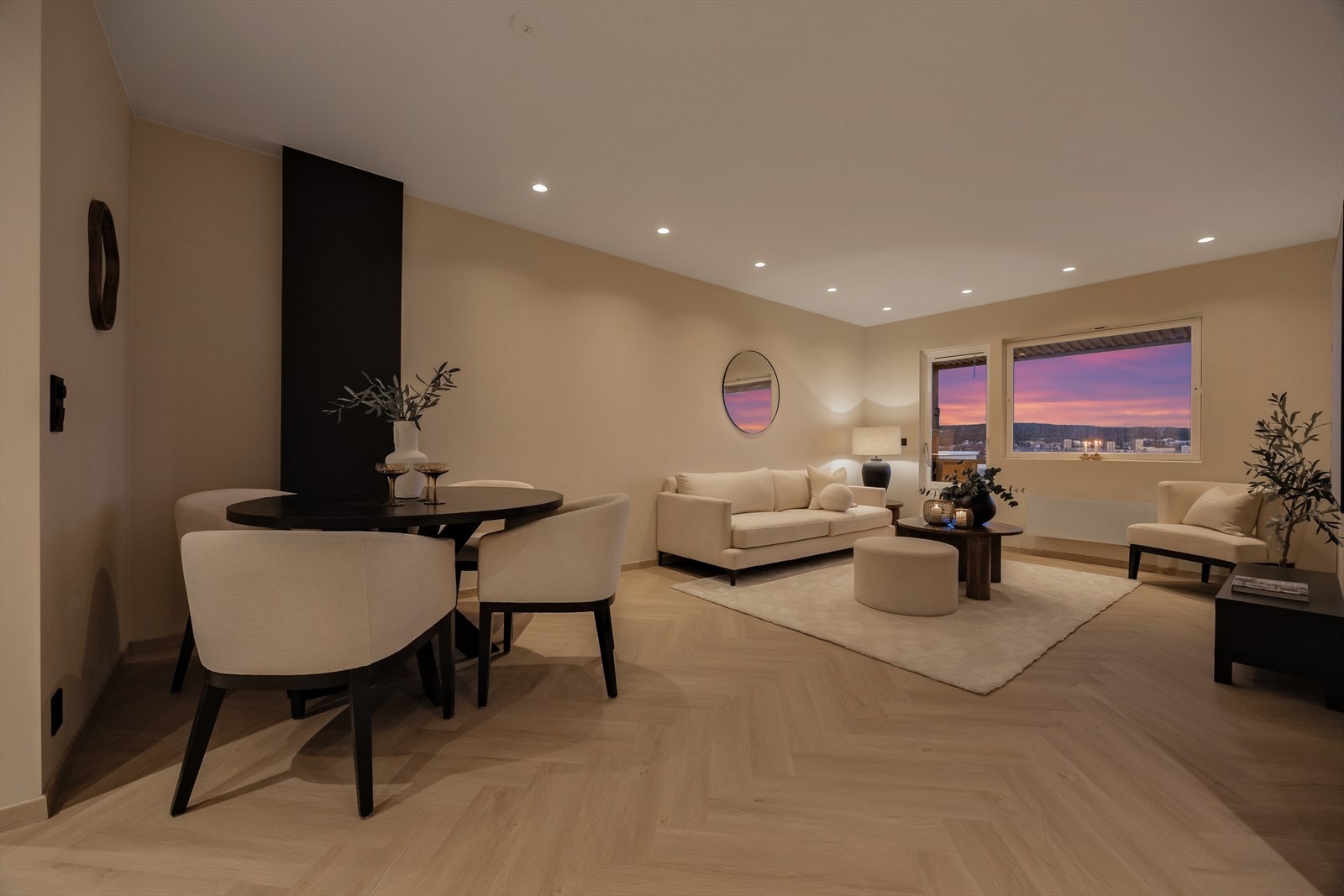 En helhetlig kombinasjon av moderne farger og fiskebensgulv gir en eksklusiv følelse Galleribilde