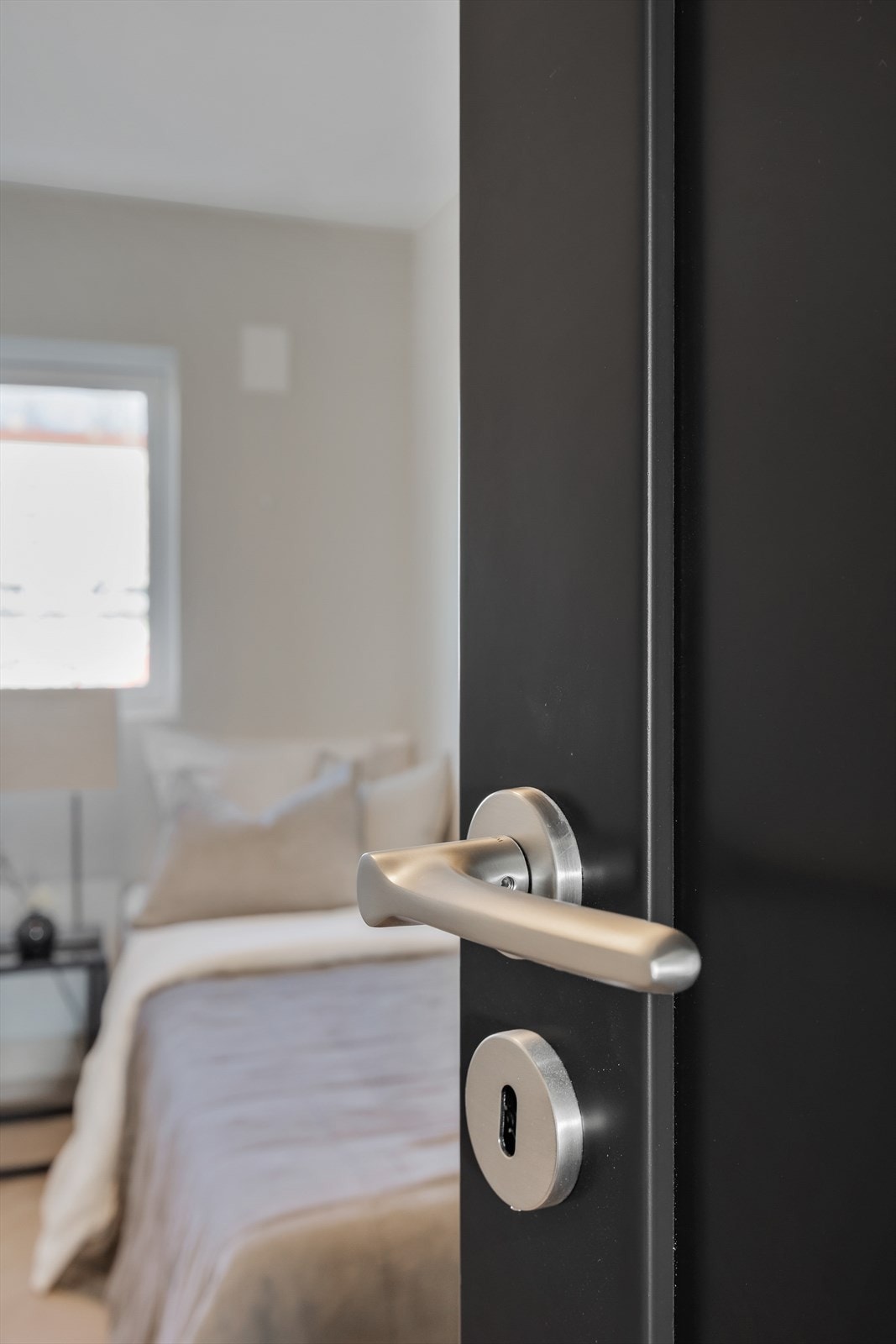 Solide innerdører og dørhåndtak i børstet stål understreker kvaliteten. Galleribilde