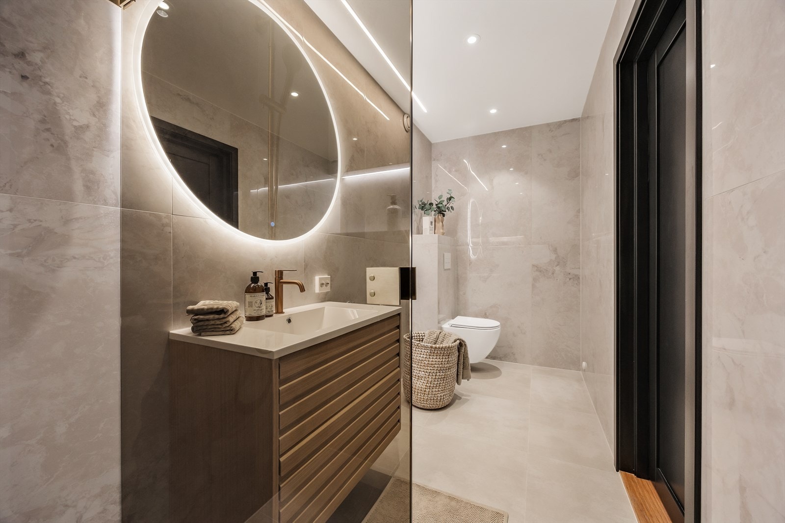 Store, lyse fliser på vegger og gulv skaper et eksklusivt preg. Galleribilde