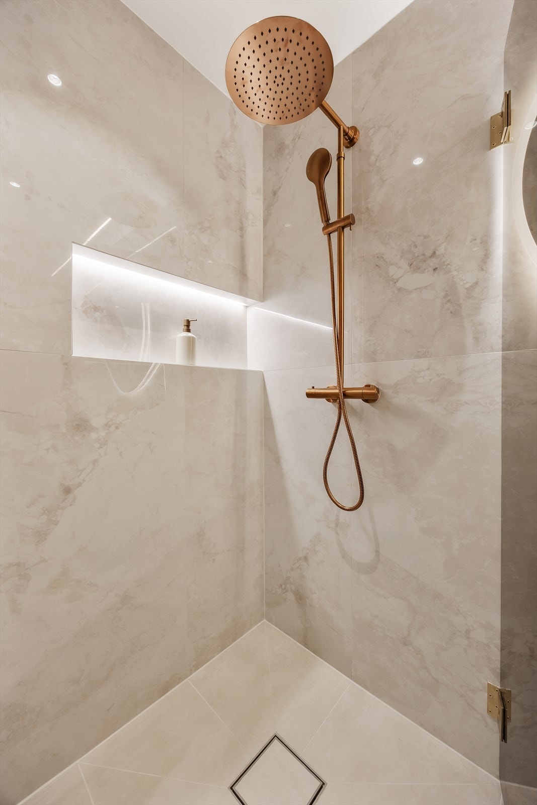 En praktisk og elegant nisje i dusjsonen med integrert belysning. Galleribilde