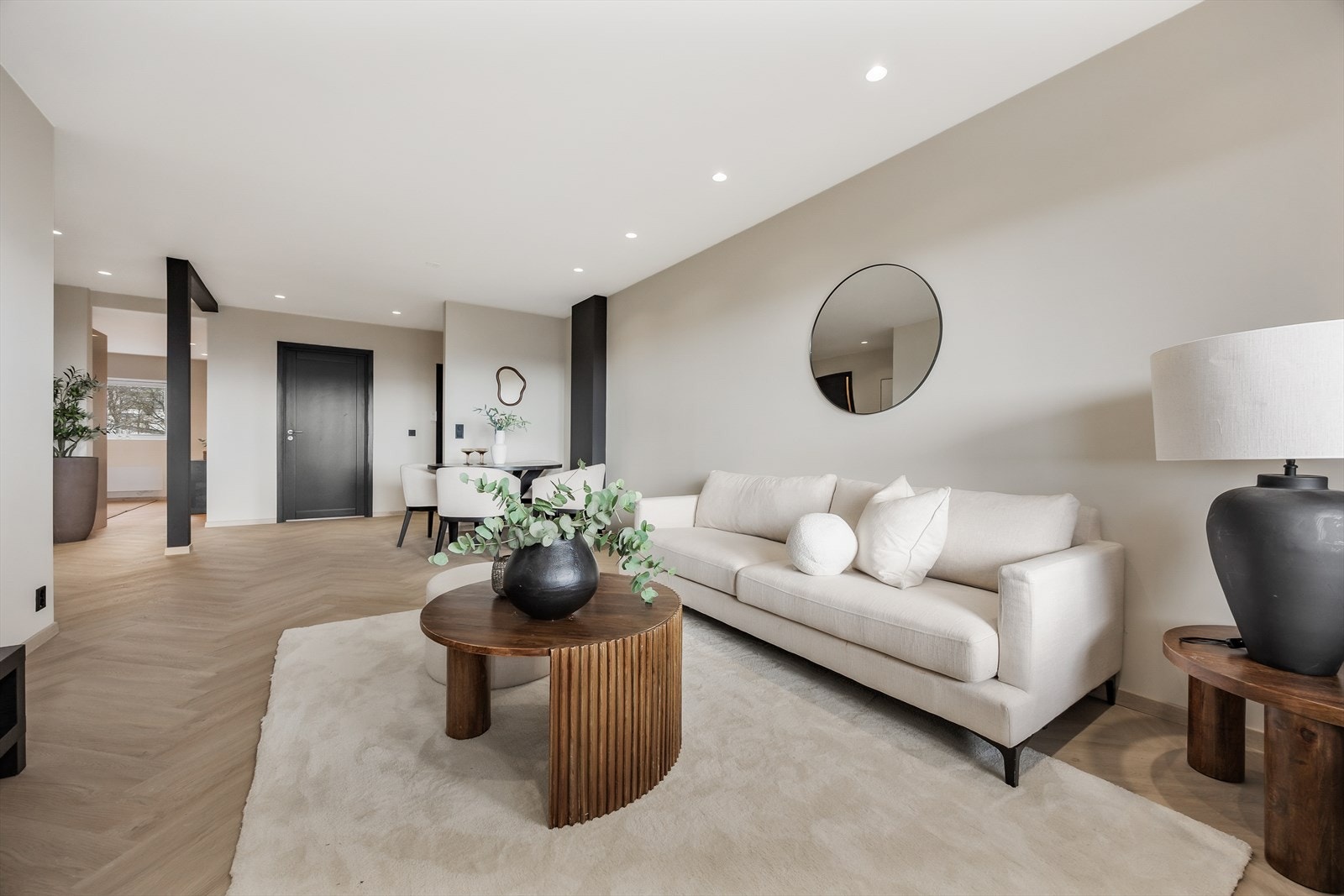 Her er det rikelig med plass for en komfortabel sofakrok. Galleribilde