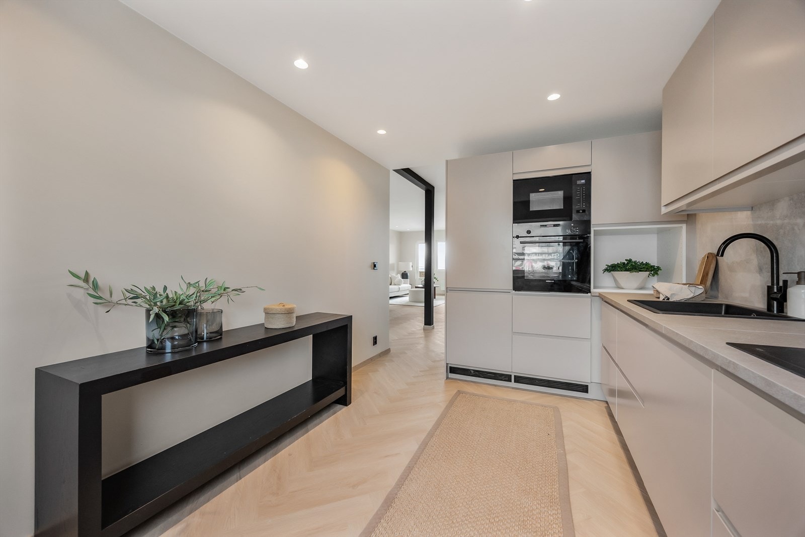 Fra kjøkkenet har du god oversikt mot entreen og stuen. Galleribilde