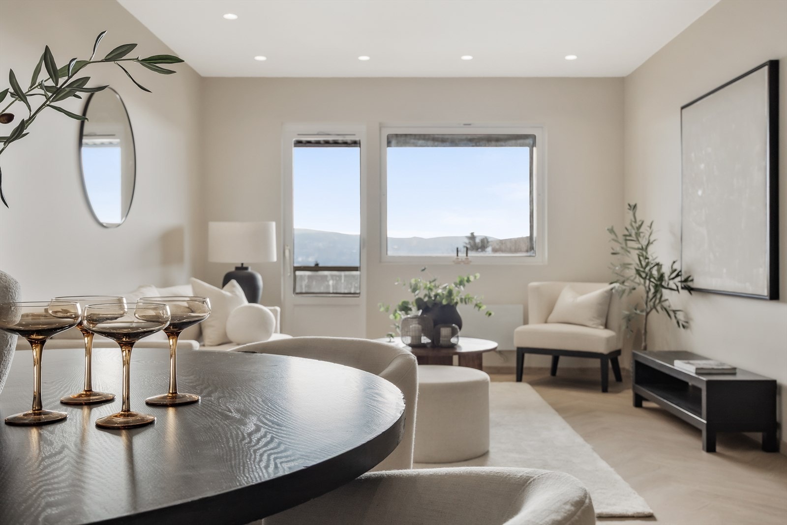 Spiseplassen er naturlig plassert i overgangen mellom stue og kjøkken. Galleribilde