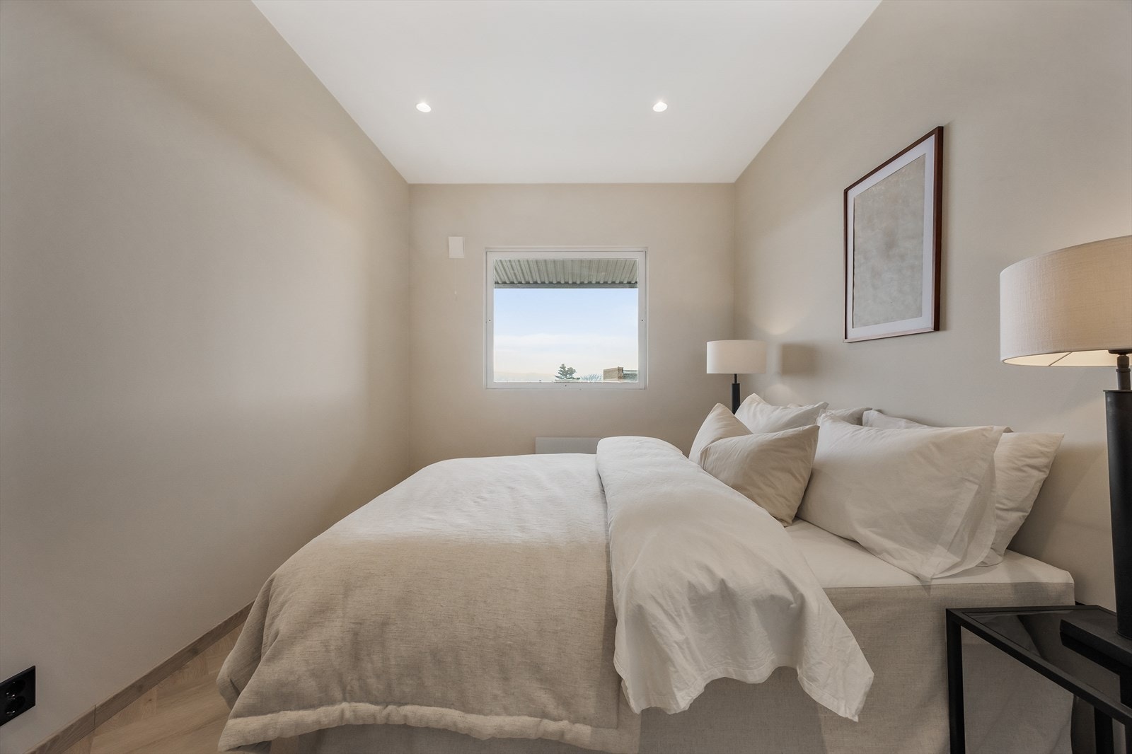 Her er det god plass til nattbord på begge sider av sengen. Galleribilde