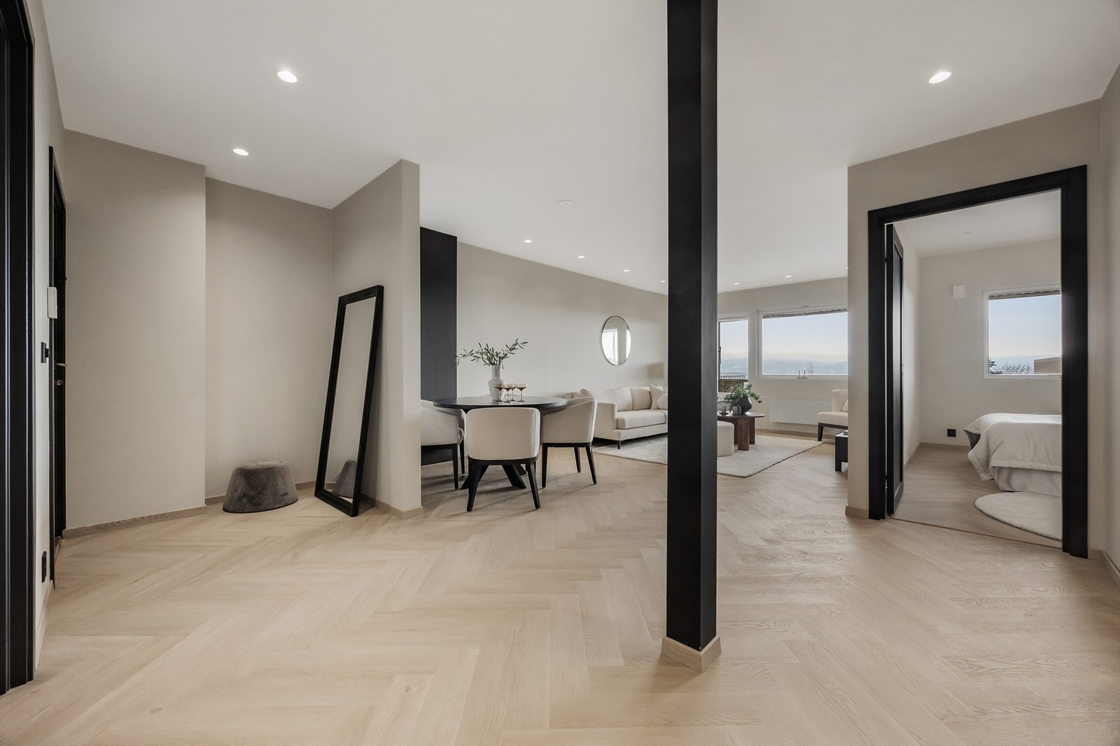 En lys og åpen entré ønsker velkommen og leder videre inn i boligens sosiale soner. Galleribilde