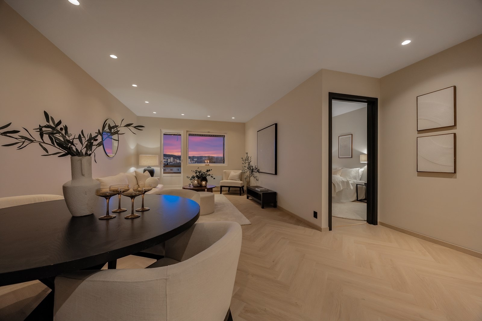 Downlights i taket sørger for god og stemningsfull belysning på kveldstid. Galleribilde