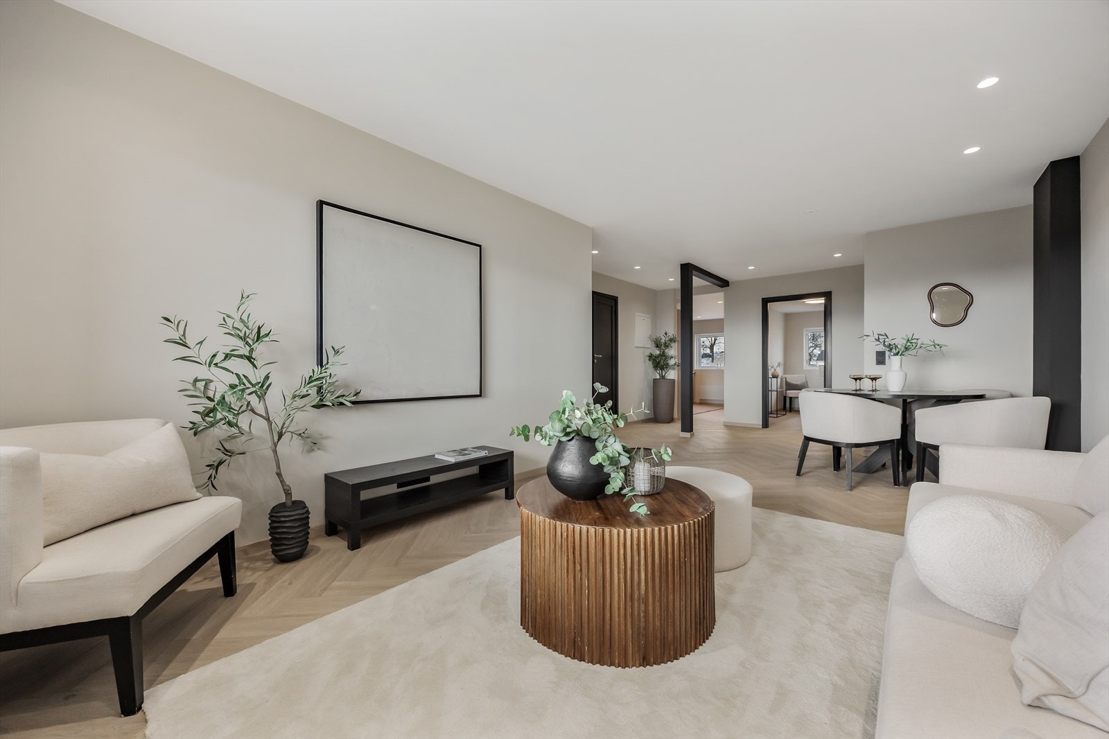 Den åpne løsningen gir en god romfølelse og fleksible møbleringsmuligheter. Galleribilde