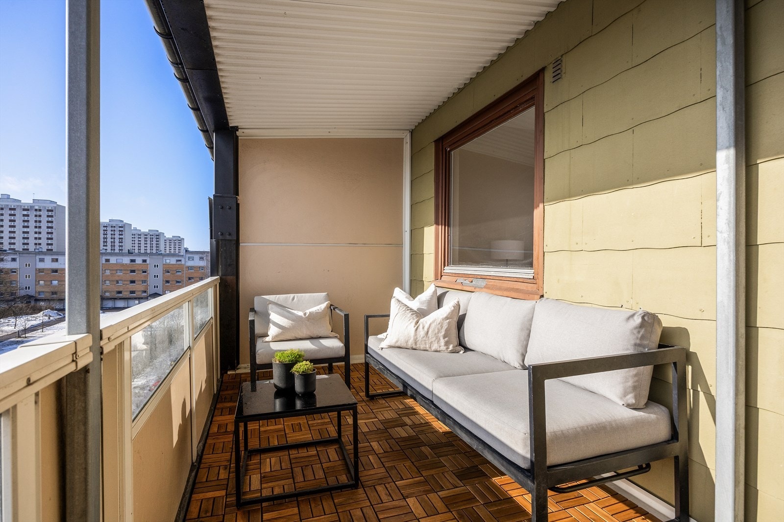 Balkongen er lett å innrede med en hyggelig utendørs sittegruppe. Galleribilde