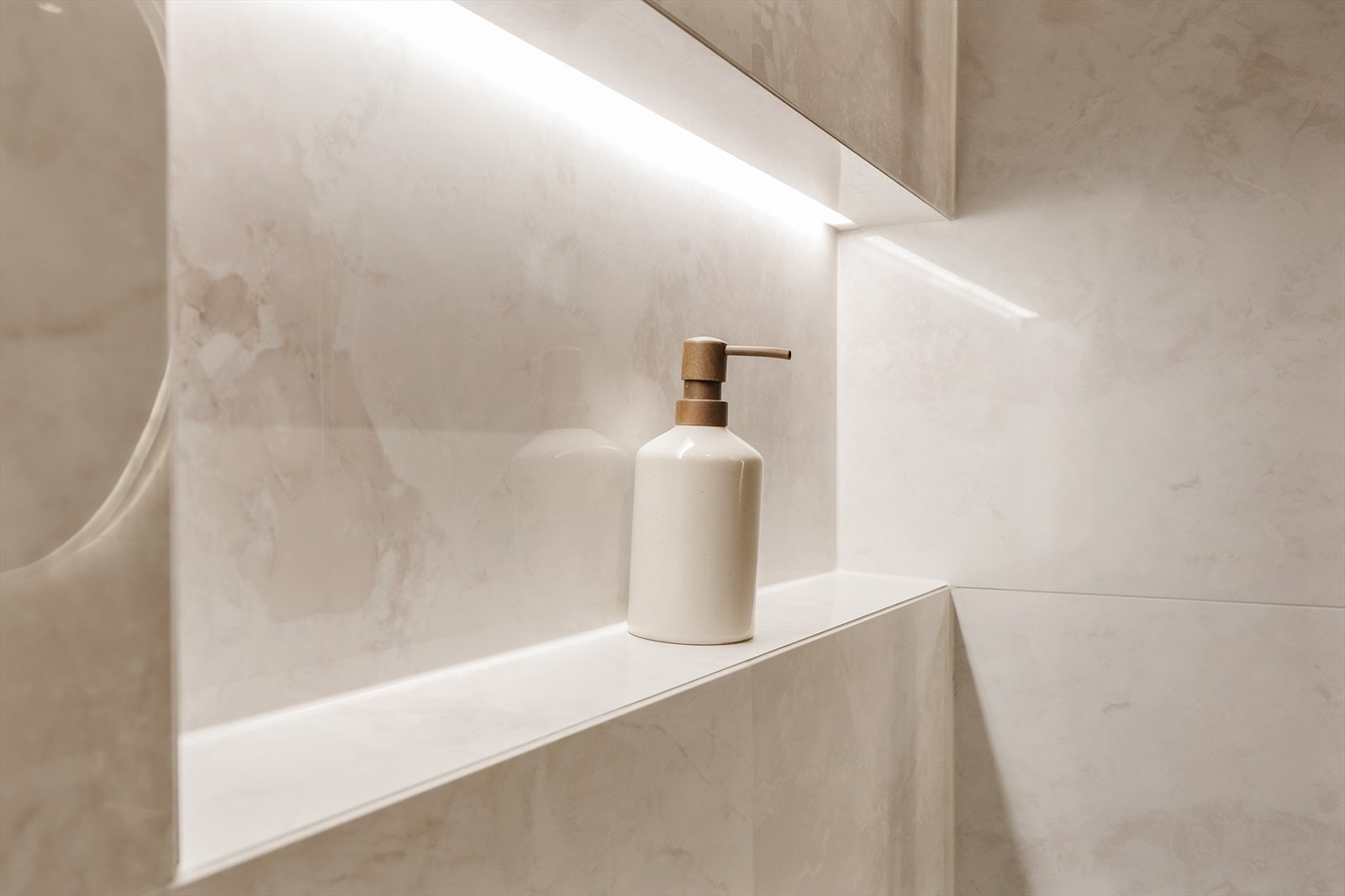 Den integrerte belysningen i nisjen gir en behagelig og dempet stemning. Galleribilde