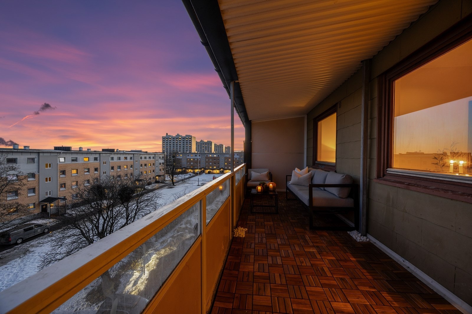 På kvelden blir balkongen en stemningsfull forlengelse av stuen. Galleribilde