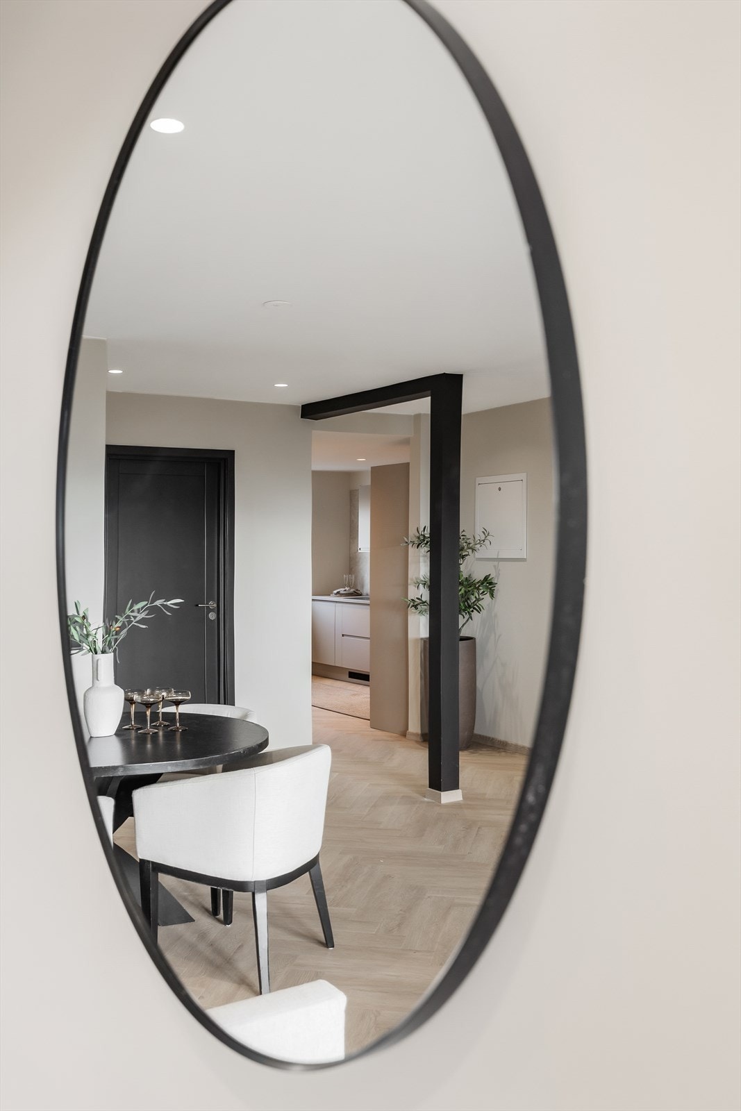 Gjennomtenkte detaljer og materialvalg preger hele leiligheten. Galleribilde