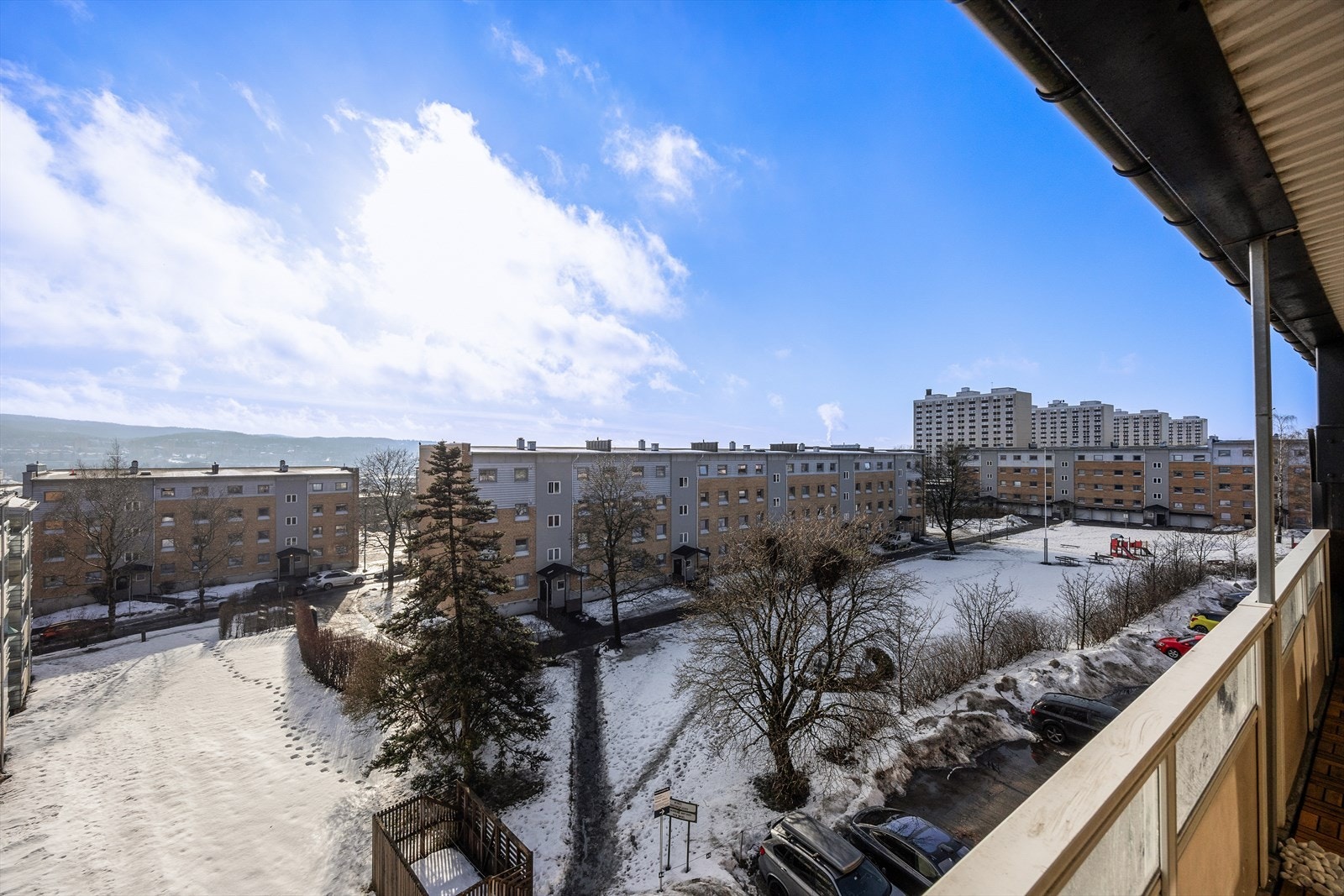 Kort vei til dagligvarebutikker som Rema 1000 og Kiwi, kun 4 minutter unna. Galleribilde