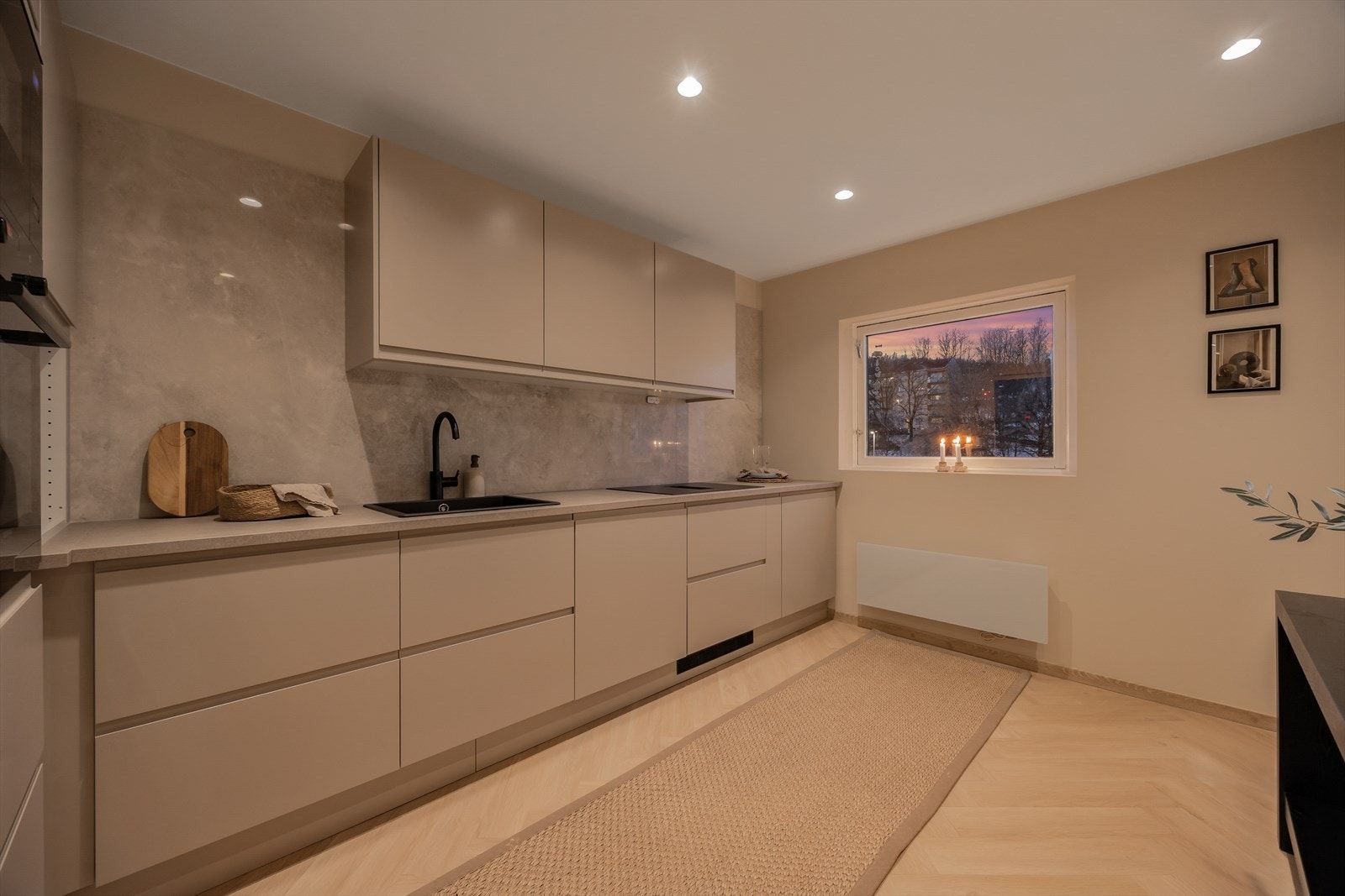 Kjøkkenet er et funksjonelt og hyggelig rom, også etter mørkets frembrudd. Galleribilde