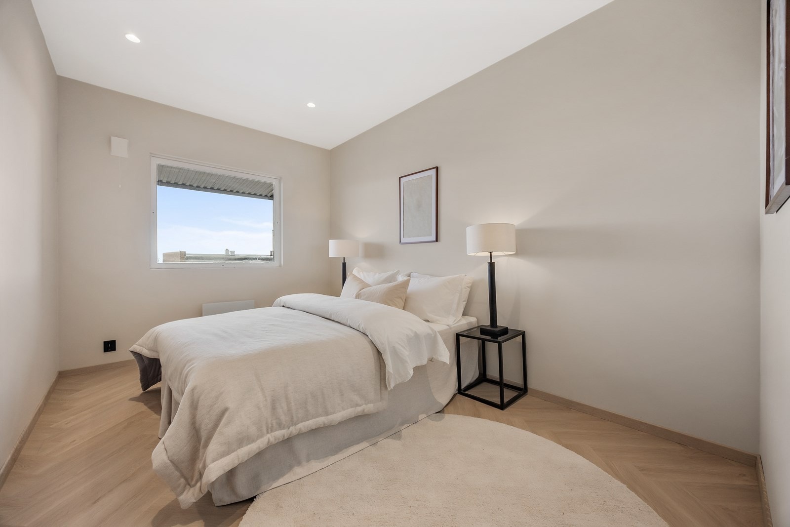 Hovedsoverommet er romslig med god plass til dobbeltseng og garderobeløsning. Galleribilde